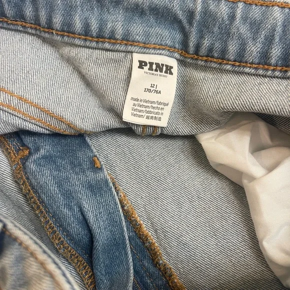 Light Wash Women’s Jeans - Picture 4 of 5